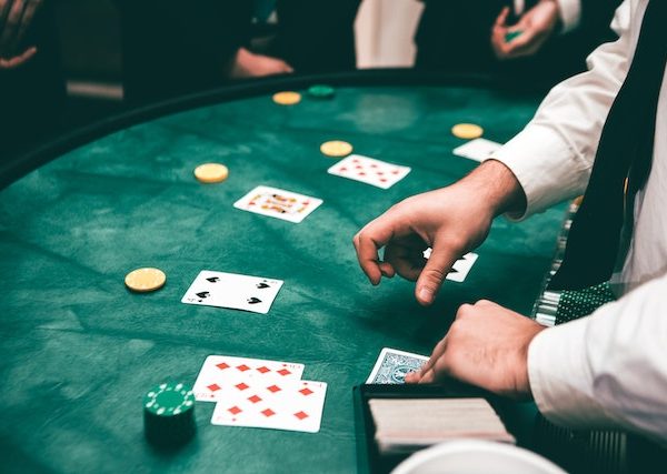 What are the different types of online casino games?